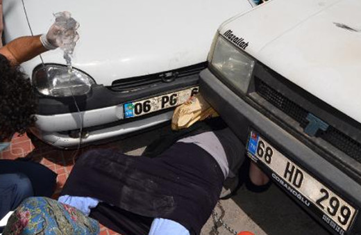 Aksaray'da Covid-19 tedavisinden dönüyordu ambulanstan indi savrulan otomobil çarptı