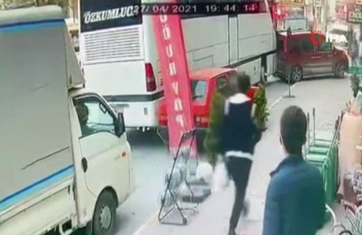 İstanbul'da facianın eşiğinden dönüldü! Otobüs, 5 aracı böyle biçti