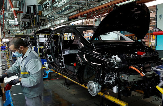 Renault çalışanları fabrikada yöneticilerini rehin aldı