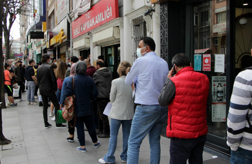 Seyahat izin belgesi almak isteyenler kaymakamlıklara akın etti