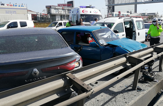 İstanbul TEM'de 4 aracın karıştığı zincirleme kazada 2 kişi yaralandı