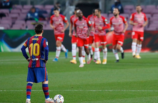 Barcelona liderlik için çıktığı maçta Granada'dan darbe yedi