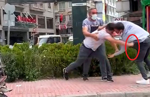 Adana'da cadde ortasında bıçaklı kavga kamerada! Defalarca savurdu