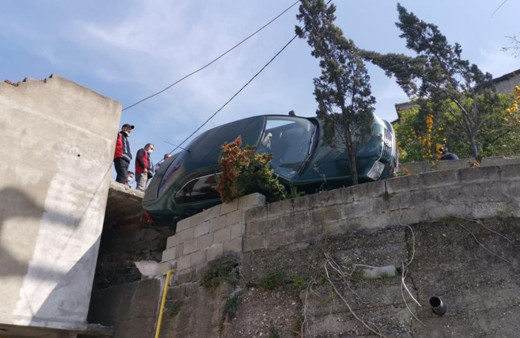 Zonguldak'ta akıl almaz kaza! Direksiyon hakimiyetini kaybetti asılı kaldı