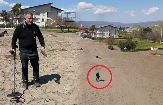 Herkes ona soruyor! Bursa'da plajlarda altın arıyor buldukları görenleri şaşırttı