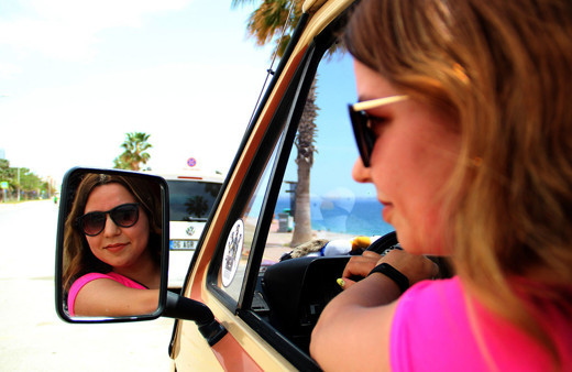 Antalya'da genç hemşire klasik otomobilden yaptırdı! Gören hayranlıkla izliyor