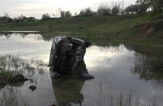 İstanbul'da akıl almaz kaza! Otomobil direksiyonu kırınca takla atıp gölete uçtu