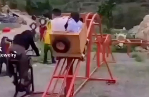 Sıra dışı çocuk parkı! Anne spor yaparsa çocuklar eğlenebiliyor