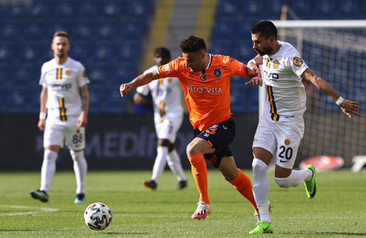 Ankaragücü'nü ateşe atan Başakşehir nefes aldı