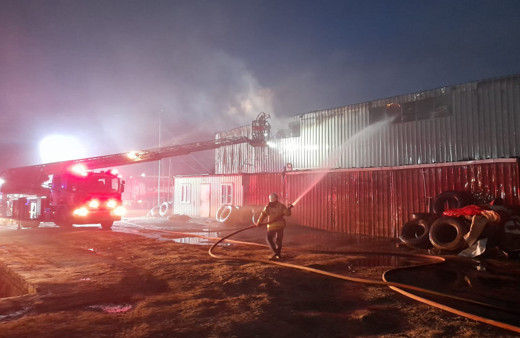 Arnavutköy'de izolasyon malzemesi üreten fabrikada yangın