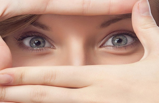 Gözde sinek uçuşması neden olur tedavisi var mı?