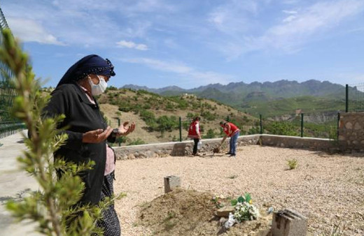 Tunceli'de kısıtlama nedeniyle eşinin mezarına gidemeyen kadına validen özel izin