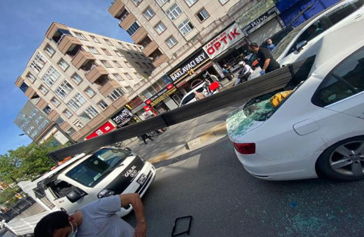 Çekmeköy'de korku dolu anlar! Kamyonetin kasasındaki demirler otomobile saplandı