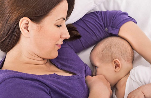 “Kovid-19 testi pozitif olan anneler bebeklerini emzirmeye devam etmeli”