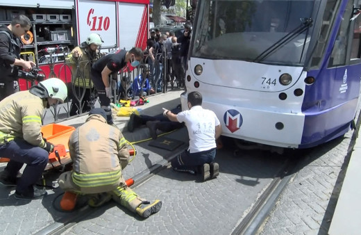 Fatih'te tramvay kazası! Bir vatandaşa çarparak altına aldı