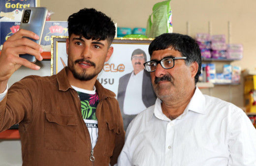 Vizontele filmi hayatını değiştirdi! Van'da görenler telefona sarıldı