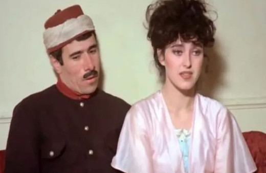 Yaprak Özdemiroğlu güzelliğiyle yıllara meydan okuyor son hali mest etti!