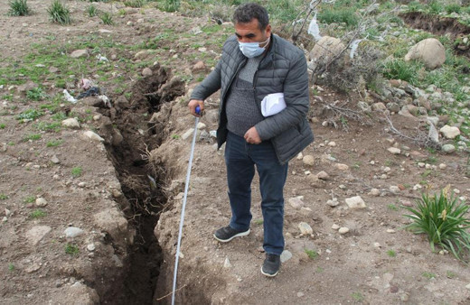 İzmir'de korkutan görüntü! Derin yarıklar oluşmuştu evler boşaltıldı