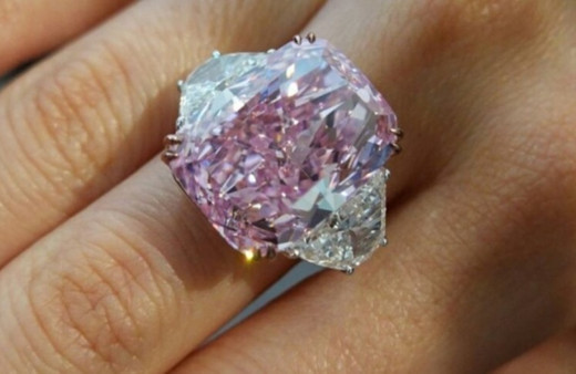 En büyük pembe elmasa dudak uçuklatan fiyat biçildi