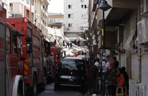 Zeytinburnu'nda çöken Hilal Apartmanı'nın çevresindeki 4 bina boşaltıldı