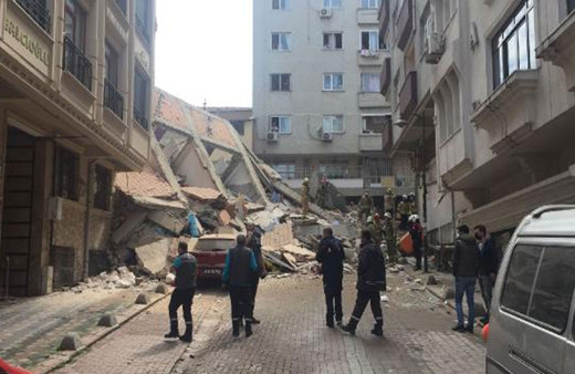 İstanbul Zeytinburnu'nda daha önce boşaltılan 5 katlı bina çöktü