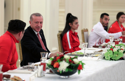 Cumhurbaşkanı Erdoğan milli sporcularla iftar yaptı