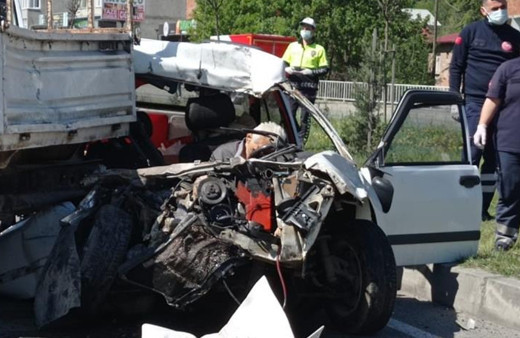 Trabzon'da trafik ışıklarında feci kaza: Kamyonete arkadan çarpan sürücü öldü