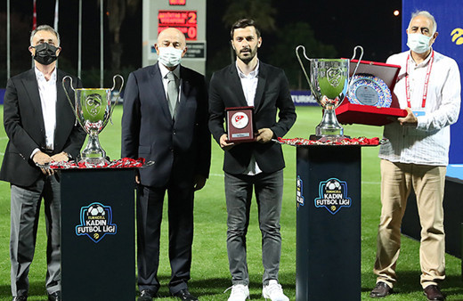 Kadın futbolcuları darp etmekle yargılanıyor! Mehmet Aydın "Yılın en iyi hocası" seçildi