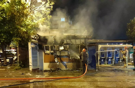 Bakırköy'de panik! İBB'ye ait Halk Ekmek büfesi yandı