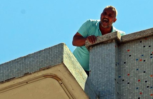 Antalya'da çatıya çıkıp isteğini haykırdı ağzına geleni saydırdı: Beni rezil ettiniz