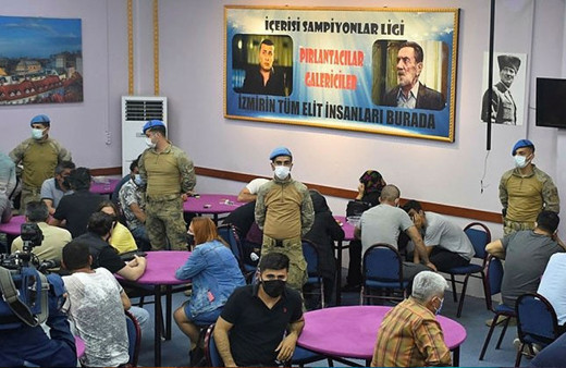 İzmir'de HES kodlu kumarhane kurmuşlar! Ekipler gizli mekana koçbaşıyla duvarı kırarak girdi