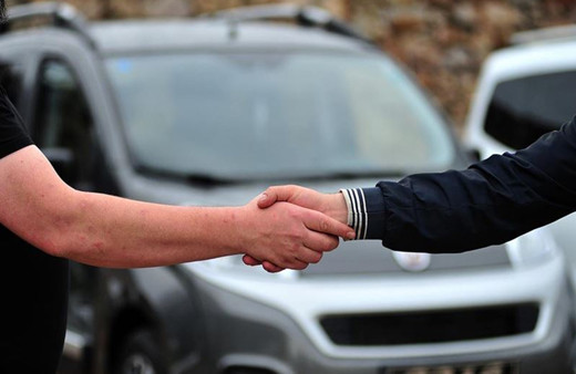 Oto pazarında 'aman arabamı satarım' korkusu! Sattığı arabayı bir hafta sonra alamıyor