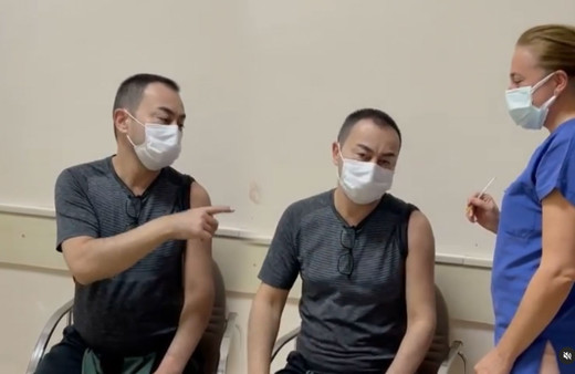 Serdar Ortaç koronavirüs aşısının ilk dozunu yaptırdı