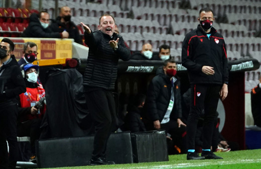 'Haydi ganyan bayine' sözleri Sergen Yalçın'ı kızdırdı: Terbiyesiz herifler