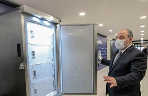 1 tanesi 140 bin doz aşı alıyor! Bakan Varank, aşı saklama dolabını inceledi