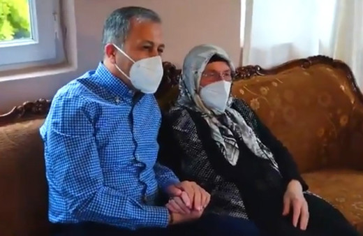 İstanbul Valisi Ali Yerlikaya'dan 17 yıldır muhtarlık yapan Şafak Karakeskin'e ziyaret