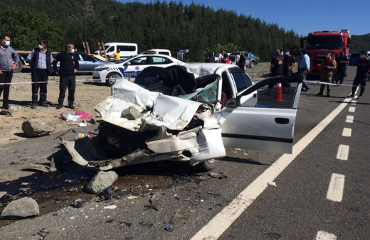 Kahramanmaraş'ta kamyona çarpan otomobilde aynı aileden 4 kişi öldü