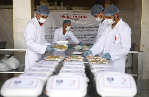 Mesut Özil'den Suriyeli yetimlere iftar sofrası