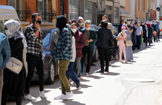 Eskişehir'de 'uygun fiyatlı baklava' koronavirüs tehlikesini unutturdu