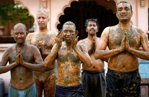 Hindistan’da corona virüse karşı vücutlarına inek dışkısı: Doktorlar bile buraya geliyor