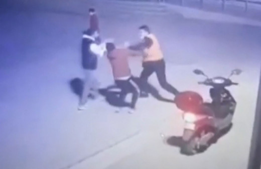 Esenyurt'ta site bahçesinde 2 genç ile güvenlik görevlisi birbirine girdi o anlar kamerada