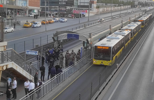 İstanbul Beylikdüzü'nde metrobüsteki yolcuları rehin alan şahıs kendine araç içine kapattı
