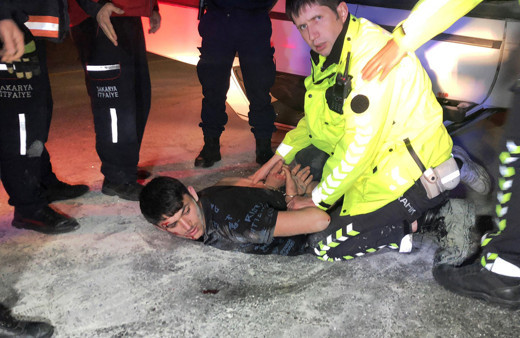 Sakarya'da alkollü sürücü, kendisini kurtaran ekiplere saldırdı