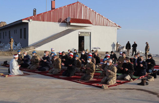 İçişleri Bakanı Süleyman Soylu, bayram namazını Düz Tepe Üs Bölgesi'nde kıldı