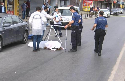 Pendik'te yolun karşına geçerken motosikletin çarptığı kadın hayatını kaybetti