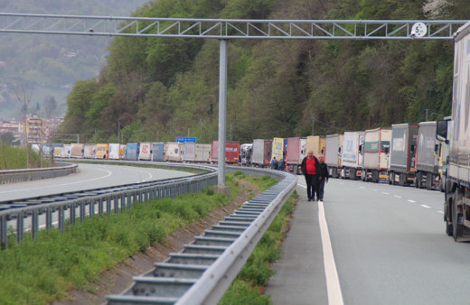 Artvin'in Sarp Sınır Kapısı'nda 15 kilometrelik TIR kuyruğu