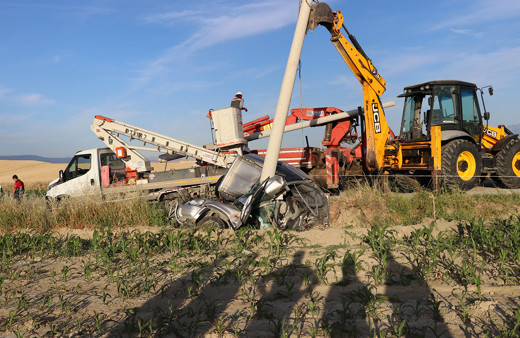 Denizli'de elektrik direğine çarpan cipteki 2 kişi hayatını kaybetti