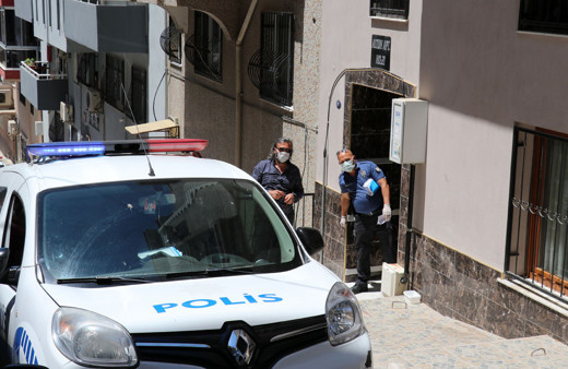 İzmir'de kızını boğarak öldürdüğünü söyleyen anne polise teslim oldu