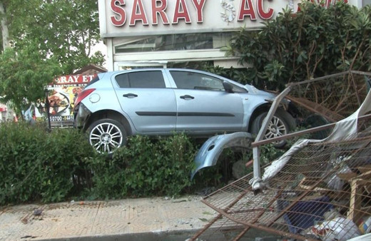 İstanbul'da araç kontrolü kaybetti! Ortalık savaş alanına döndü: 20-30 metre...