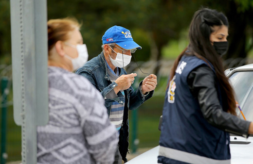 Karantinada olması gerekiyordu hasta ziyaretine giderken yolda yakalandı